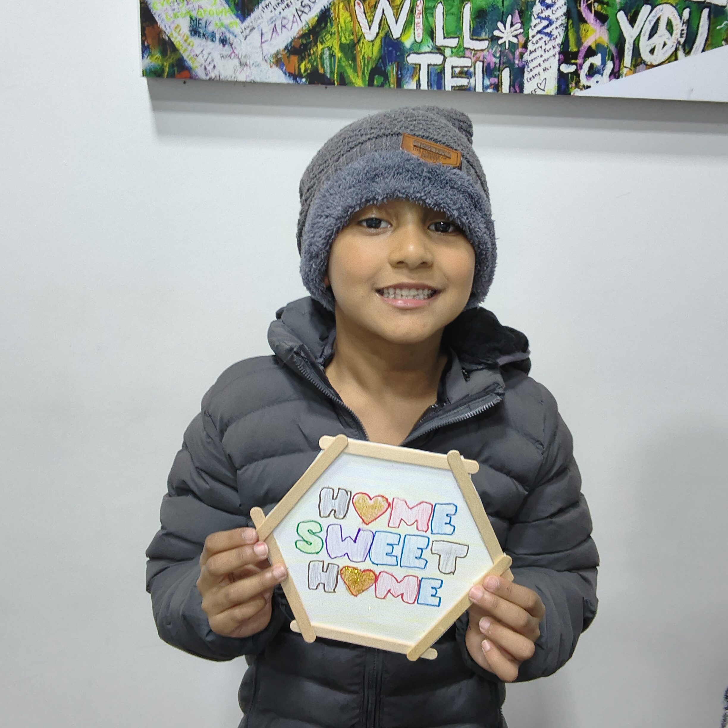 Aluno da Phenom Idiomas em atividade de artesanato Urussanga